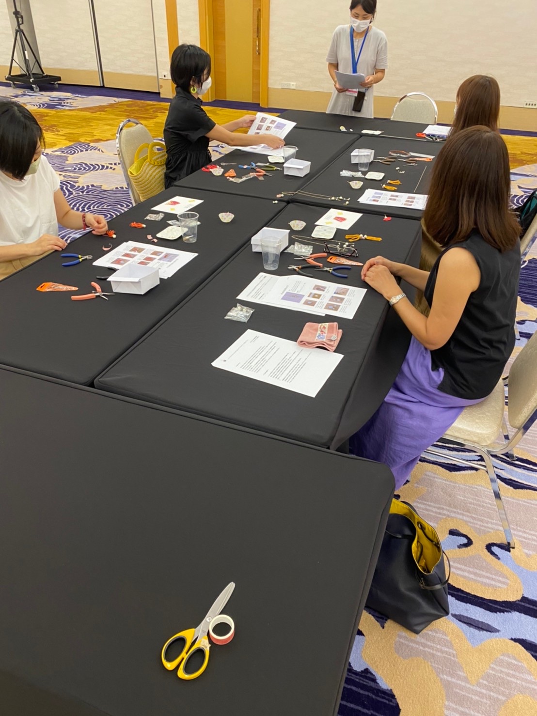 シンガポール日本人会 | マスクスタイルのためのアクセサリー3点セットの講習会と手作り品販売会報告