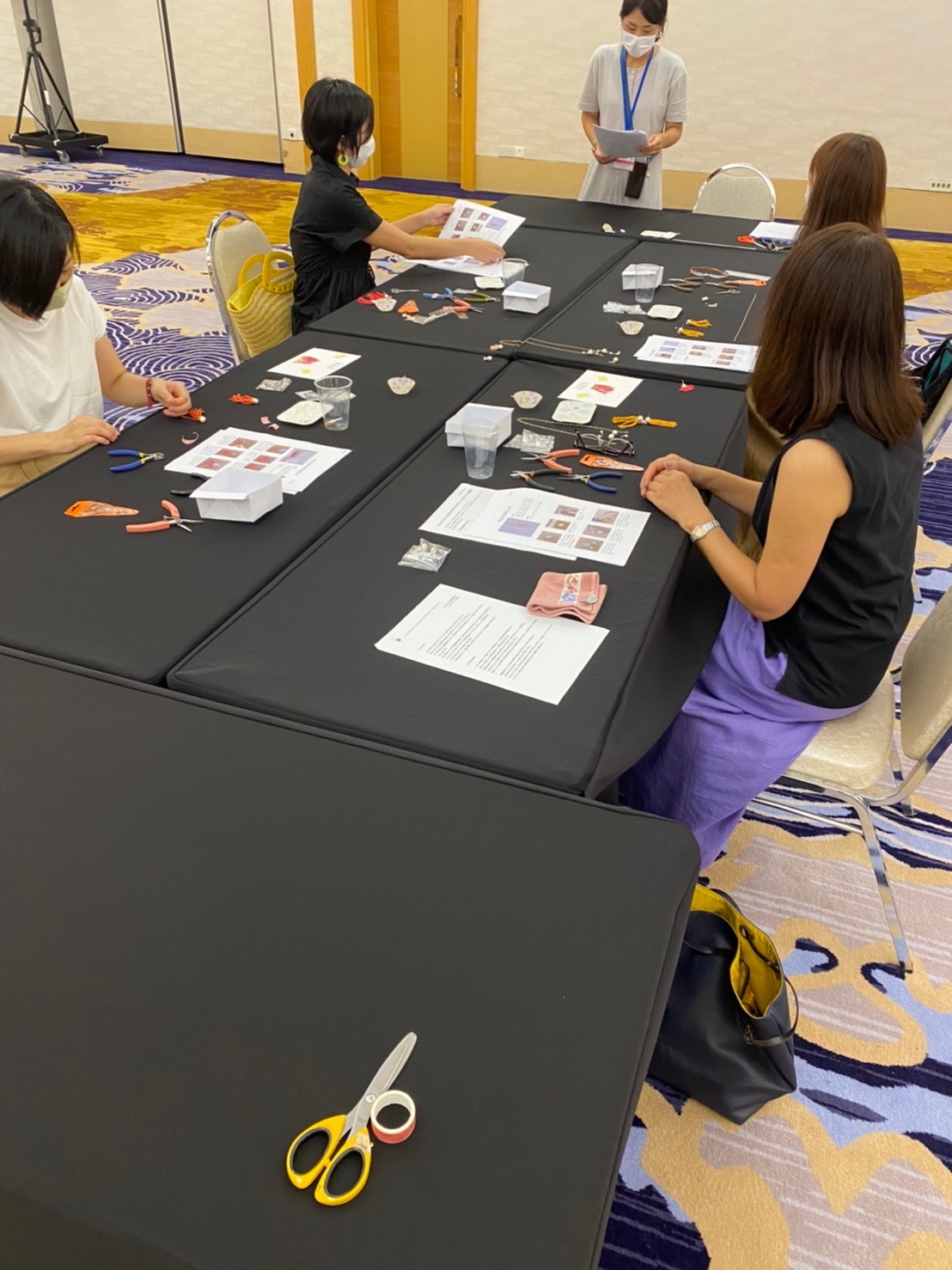 シンガポール日本人会 | マスクスタイルのためのアクセサリー3点セットの講習会と手作り品販売会報告 シンガポール日本人会 | マスクスタイルのためのアクセサリー3点セットの講習会と手作り品販売会報告