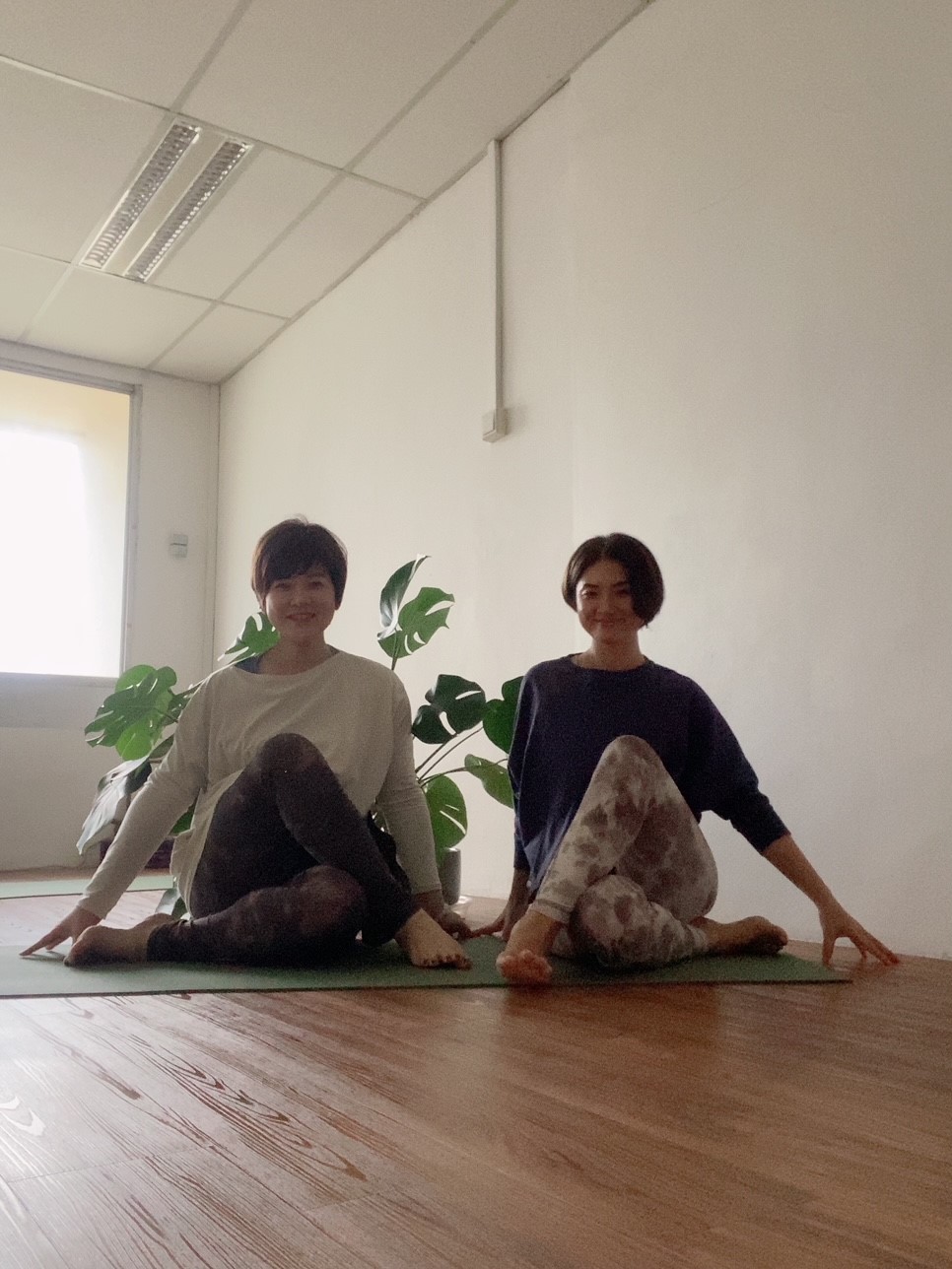 Yoga Instractors 2 sitting.jpg (236 KB)